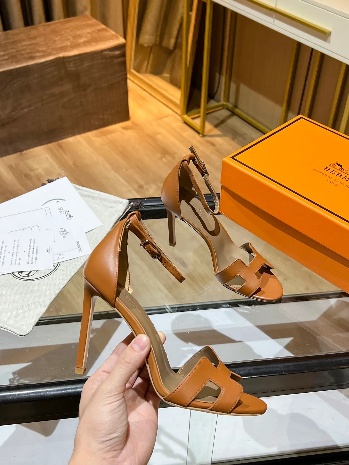 👟👟Ex-factory price 600👟👟 Hermès high-heeled sandals Hermès high-heeled shoes are the simplest, most durable and elegant I have ever seen! ! ! It can hold any style, and the height of 10.5cm is easy to control. Each color has its own unique style. You must buy this one, it is really easy to wear and look good! size: 35-40 (34.40.41 customization is non-returnable and non-exchangeable)
